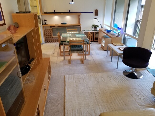 Zona de comedor y balcón. - 72 Surrey Ln