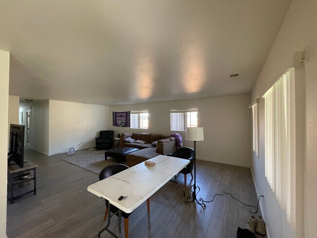 Building Photo - Amazing 4 Bedroom in the Heart of SD!