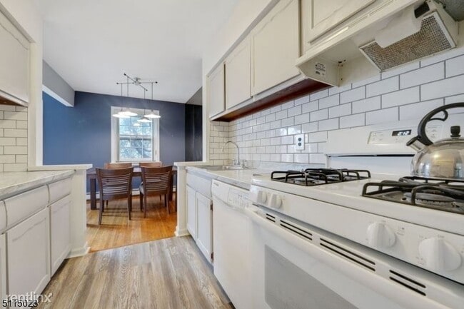 Building Photo - 1 br, 1 bath Condo - 605 Grove St Unit A # 4