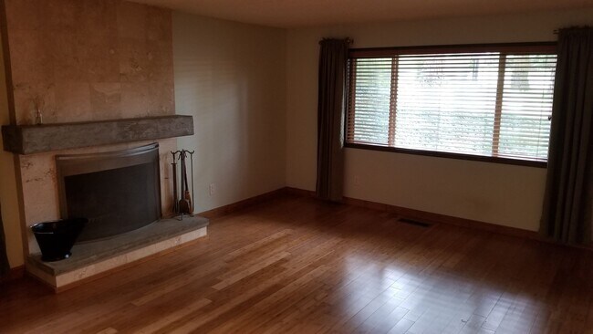 Foto del edificio - Great Location Quiet Living FREE DECEMBER ...