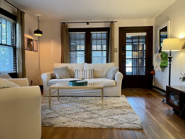 Spacious living room with lots of natural light - 2838 Allen Ave