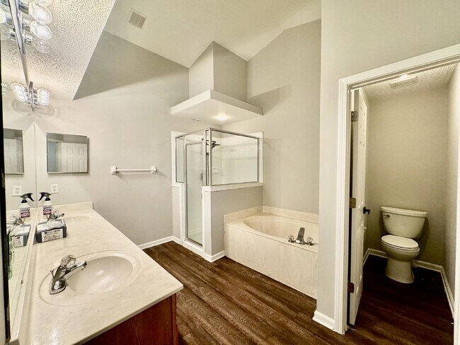 Foto del edificio - Spacious 4/2 Available for Rent.