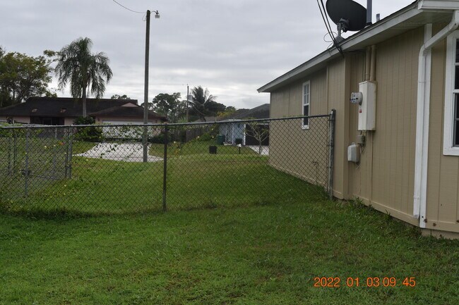 Building Photo - 2388 SW Fern Cir
