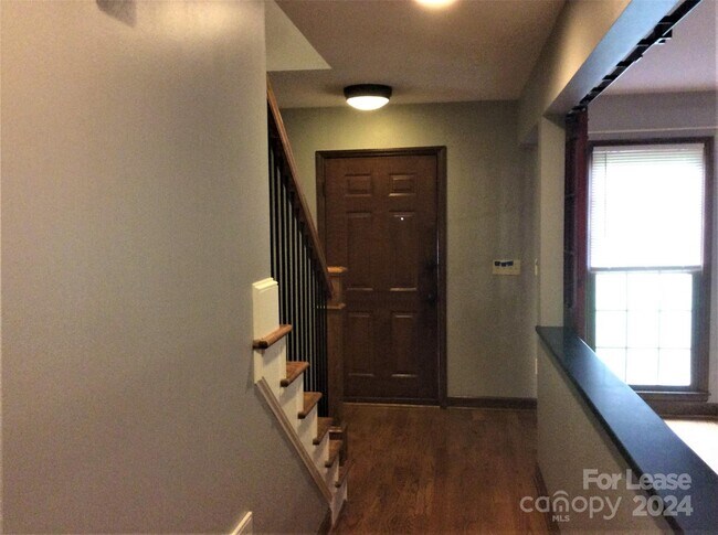 Foto del edificio - 7420 Willow Creek Dr