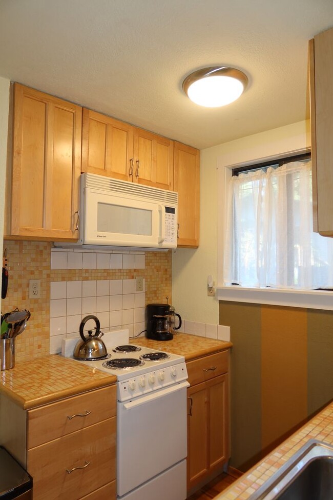 Building Photo - 550 square foot Fully Furnished short term...