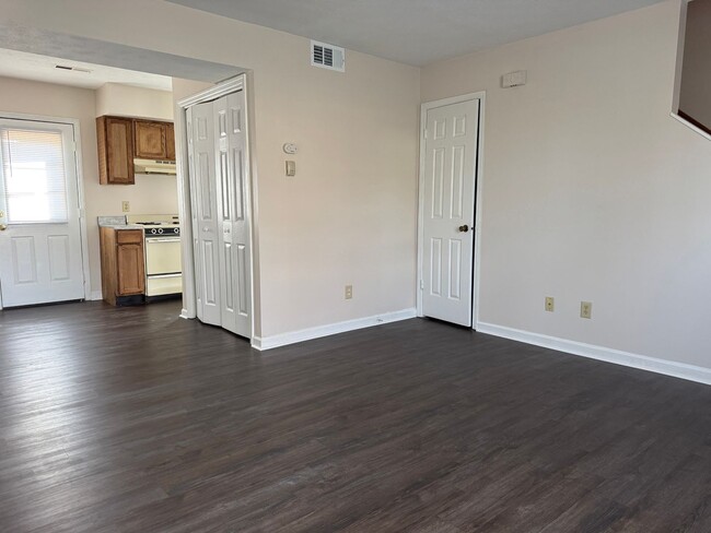 Building Photo - Newly Remodeled 2BR/1.5BA Townhouse – Prim...