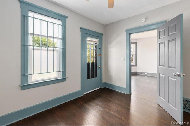 Building Photo - 1505 W Euclid St