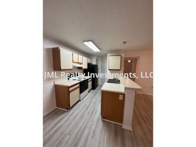 Building Photo - 2 bedroom 2 bath second story condo for re...