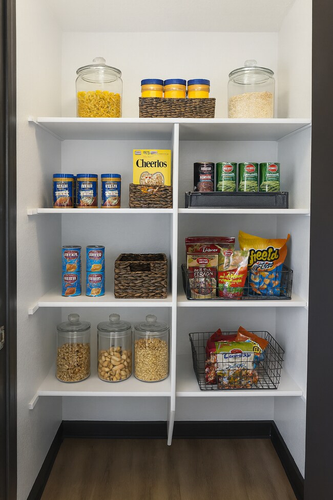 Foto del edificio - *!~!* WoW *!~!* Absolutely STUNNING Pet Friendly Remodeled 2 Bed Apt. *!~!* wOw *!~!*