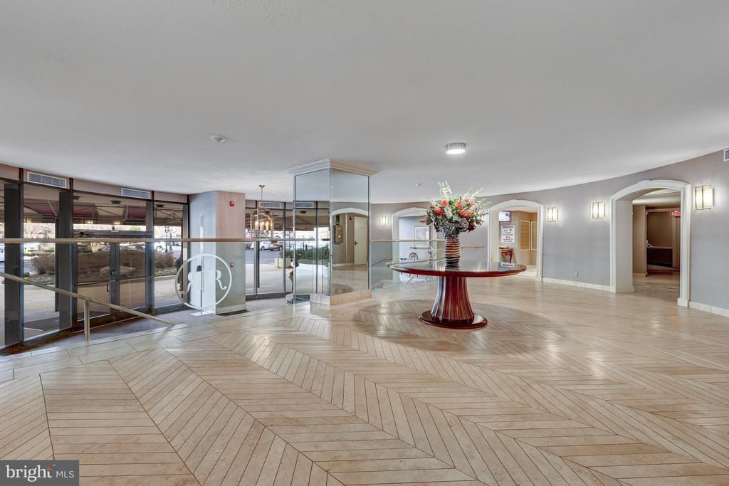 Foto principal - 8360 Greensboro Dr