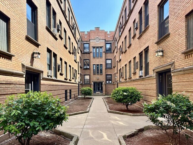 Building Photo - 822 W Cornelia Ave