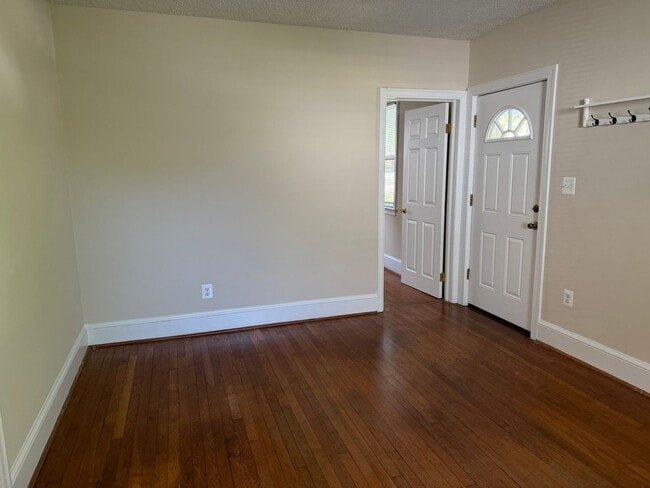 Building Photo - Spacious home close to METRO, Uof MD, etc.