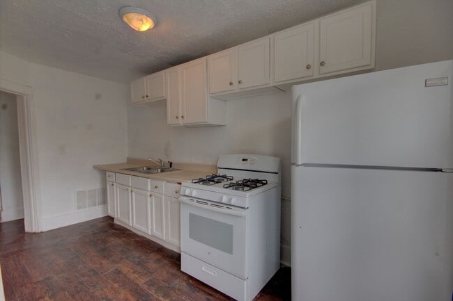 Building Photo - Upper level unit