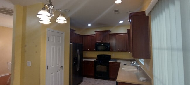 Foto del edificio - Room in House on Genlee Dr