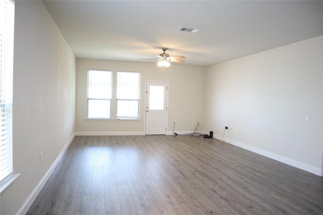 Foto del edificio - 6912 Longford Trail
