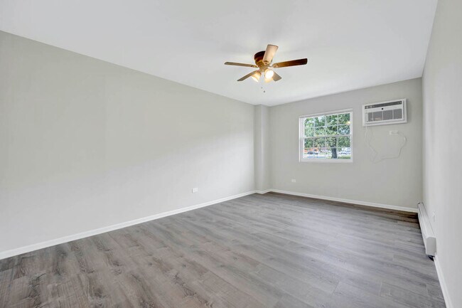 Building Photo - 7S035 W Suffield Ct