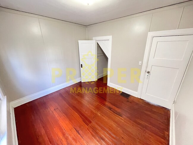 Foto del edificio - Large 4-Bedroom, 1.5-Bath Home with Fenced...