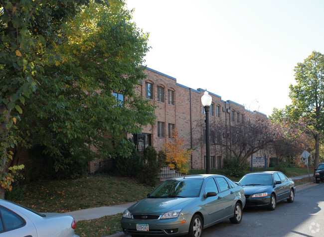Building Photo - 2631 Columbus Ave