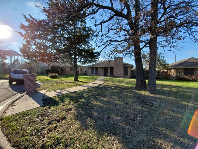 Foto del edificio - Bryan, 3 bedroom - 2 bath - 2 car garage - fenced in back yard. - Near Blinn College campus.