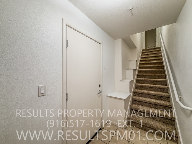 Building Photo - Spacious Two Bedroom Townhome w Attached Garage