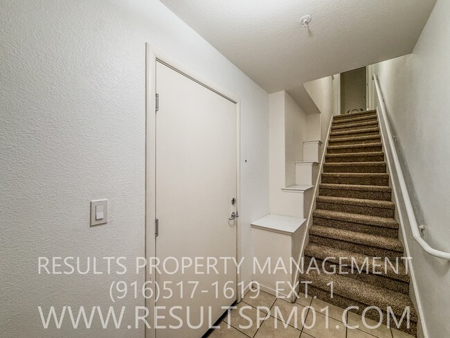 Foto del edificio - Spacious Two Bedroom Townhome w Attached Garage