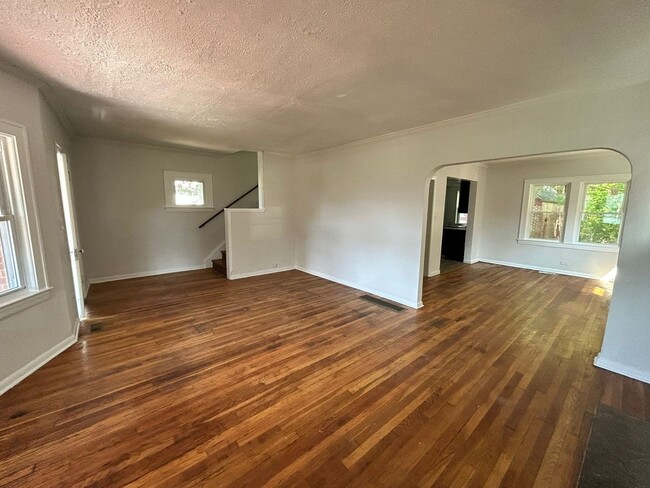 Building Photo - Charming & Spacious Single-Family Home – Pets Welcome!