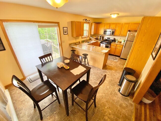 Building Photo - 3 Bedroom Apartment in Home VT Available 8/1!