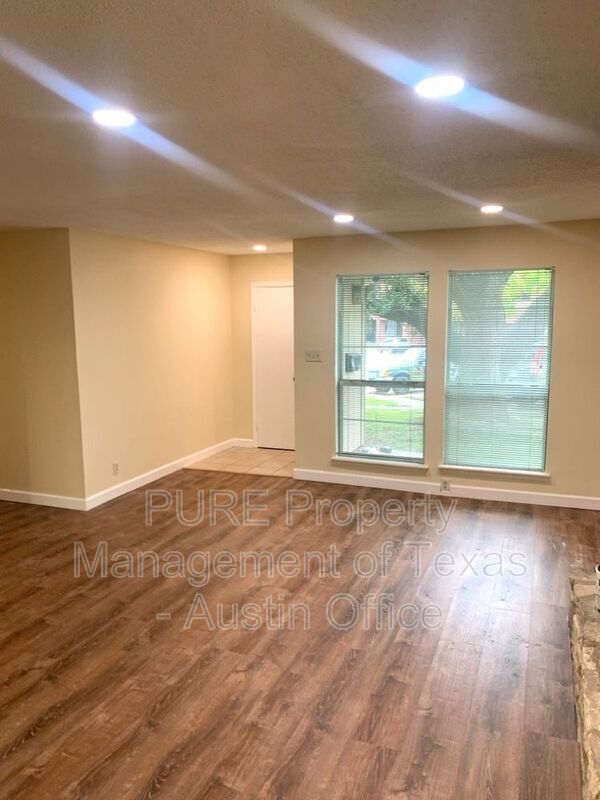 Foto del edificio - 616 Castle Ridge Rd