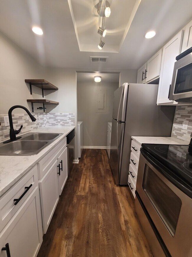 Foto del edificio - Beautifully Updated Three Bedroom!