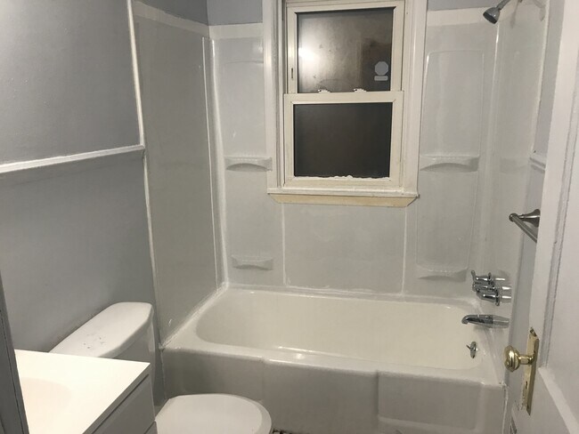 Building Photo - Move in Ready 3 bedroom 1 Bathroom