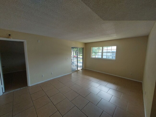 Building Photo - 584 Fairways Ln