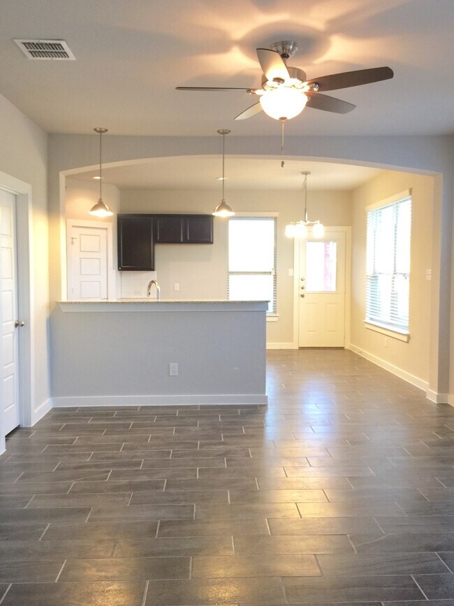 Building Photo - AVAILABLE NOW! LUXURY 2 STORY DUPLEX LOCAT...
