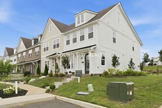 Building Photo - 152 Valentine Aly