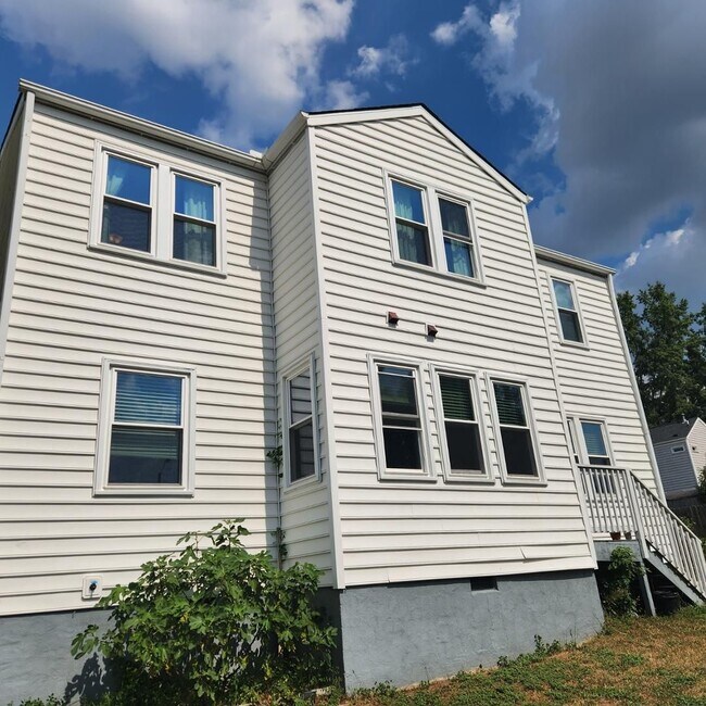 Building Photo - Charming 4 bedroom 3.5 bath home in North ...