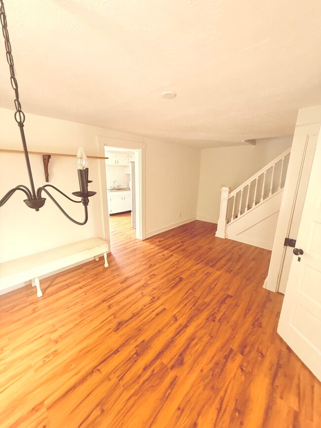 Dining - 526 E 9th St