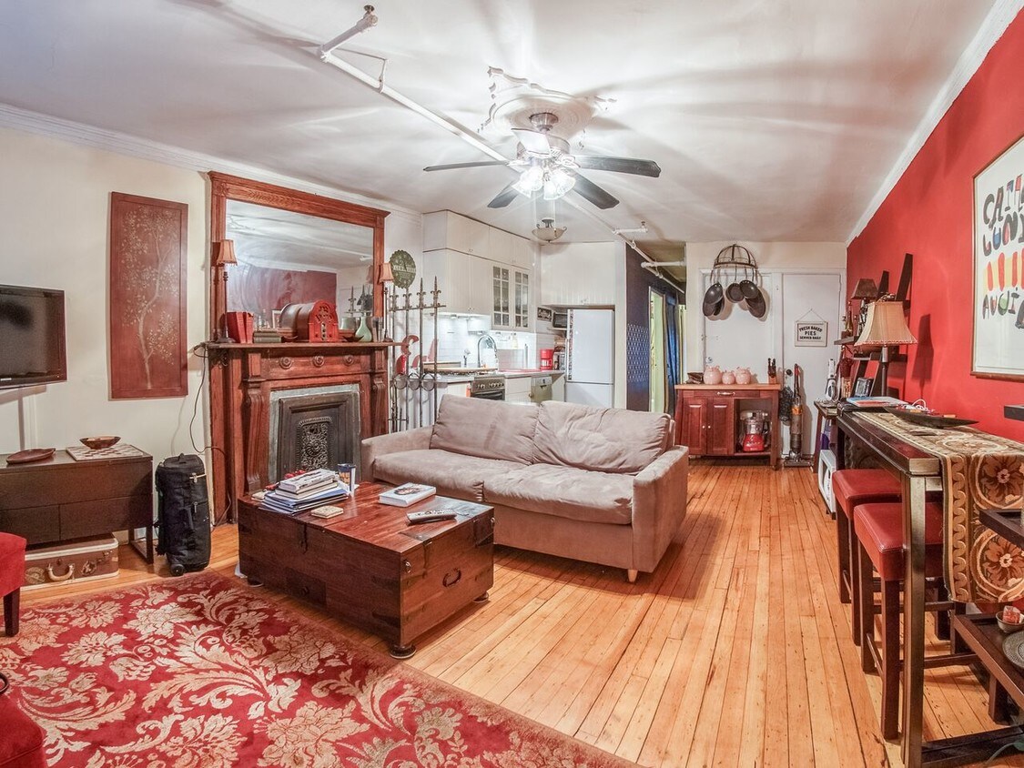 Primary Photo - 537 Manhattan Ave