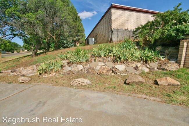 Building Photo - 3 br, 3 bath House - 121 Remuda Drive