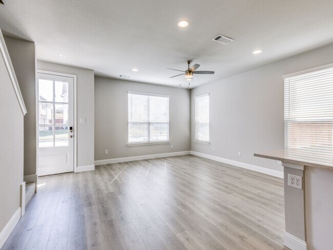 Building Photo - Modern 3 Bedroom, 2.5 Bath Townhome in a G...