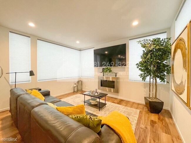 Building Photo - 3 br, 2 bath Townhome - 9034 18th Avenue SW -