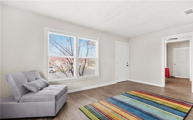 Foto del edificio - Updated 4-bedroom 2-bathroom home!  Housing accepted!!