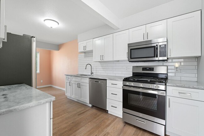 Foto del edificio - 3-bedroom, 2.5 bathroom home across the st...