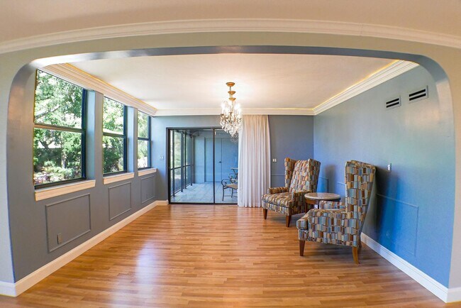 Foto del edificio - RARE ON MARKET , 2+den 2 1/2 bath overview...