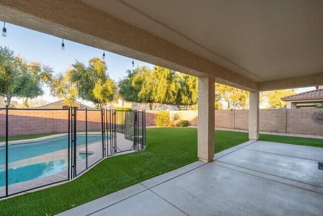 Building Photo - For Lease Beautifully Updated 4-bedroom, 2.5-Bathroom +Den, 1st Floor Office Gem, With a 2-car At...