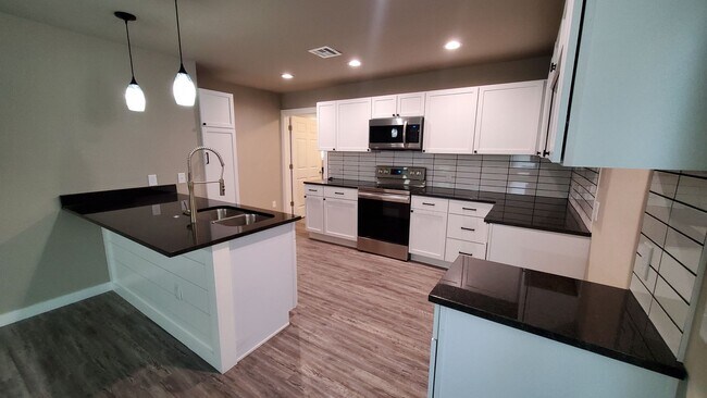 Foto del edificio - (2) Bed/(1) Bath Available NOW! Updated!