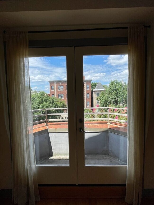 Foto del edificio - Spacious Penthouse Apartment in Columbia Heights