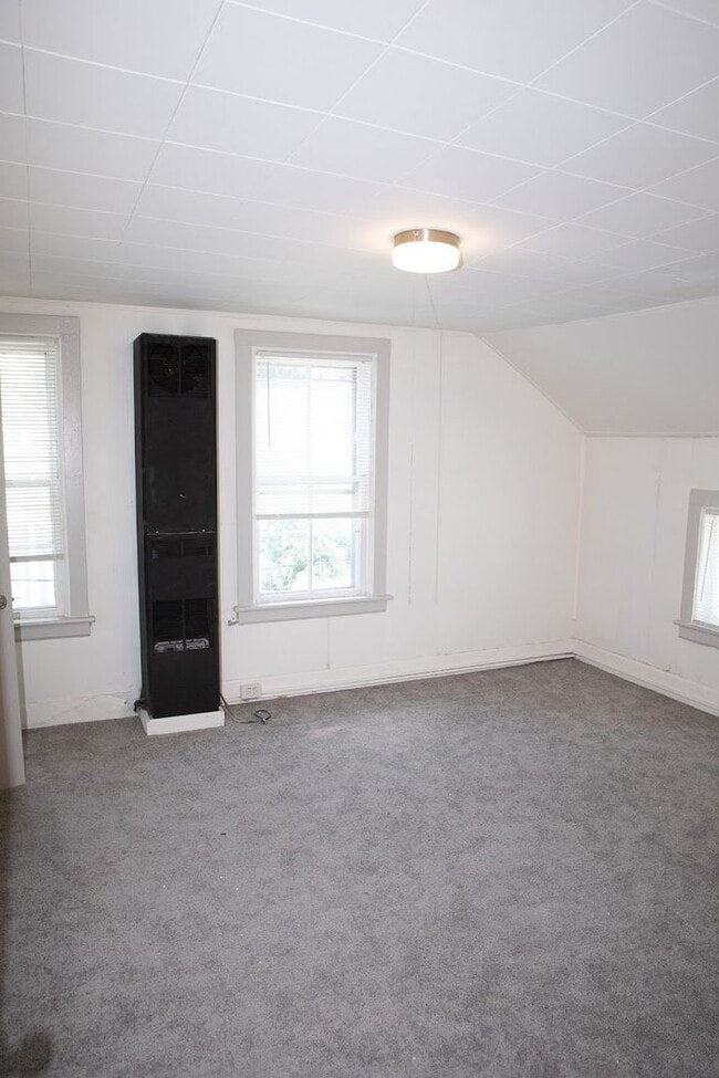 Building Photo - 317 Pleasant St
