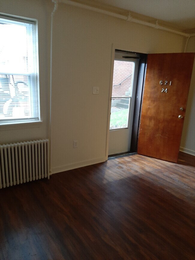 Building Photo - 621 Southcrest Dr