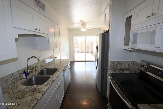 Building Photo - 6624 S Palm Dr