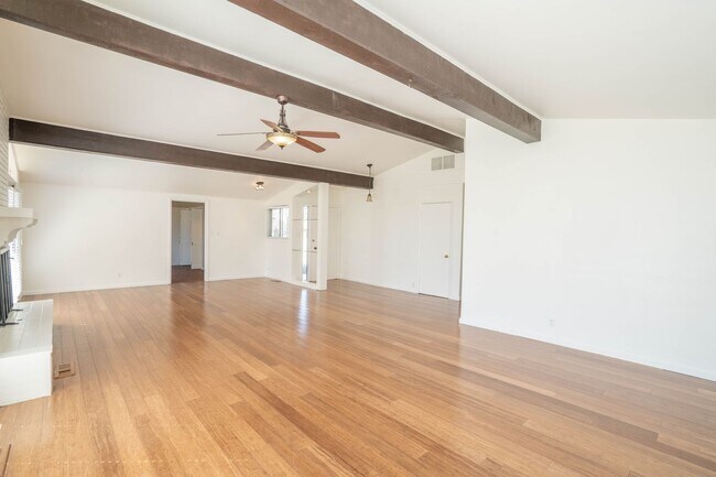 Foto del edificio - Large 3 Bedroom 2 Bath Home!