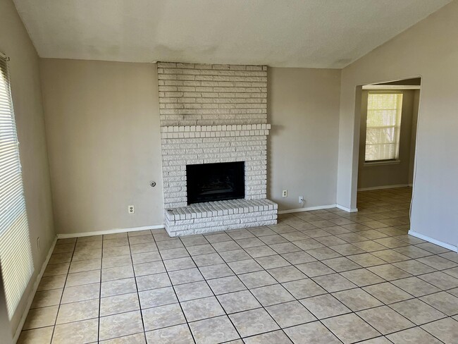 Building Photo - 2918 E Glen Dr